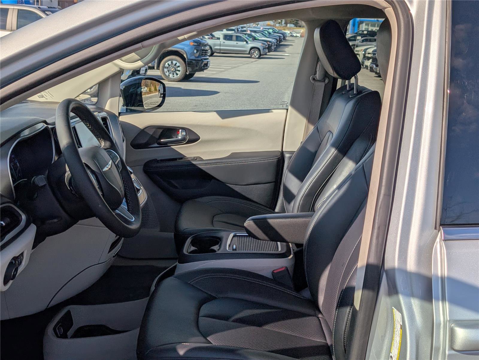 Used 2024 Chrysler Pacifica Touring-L image 15