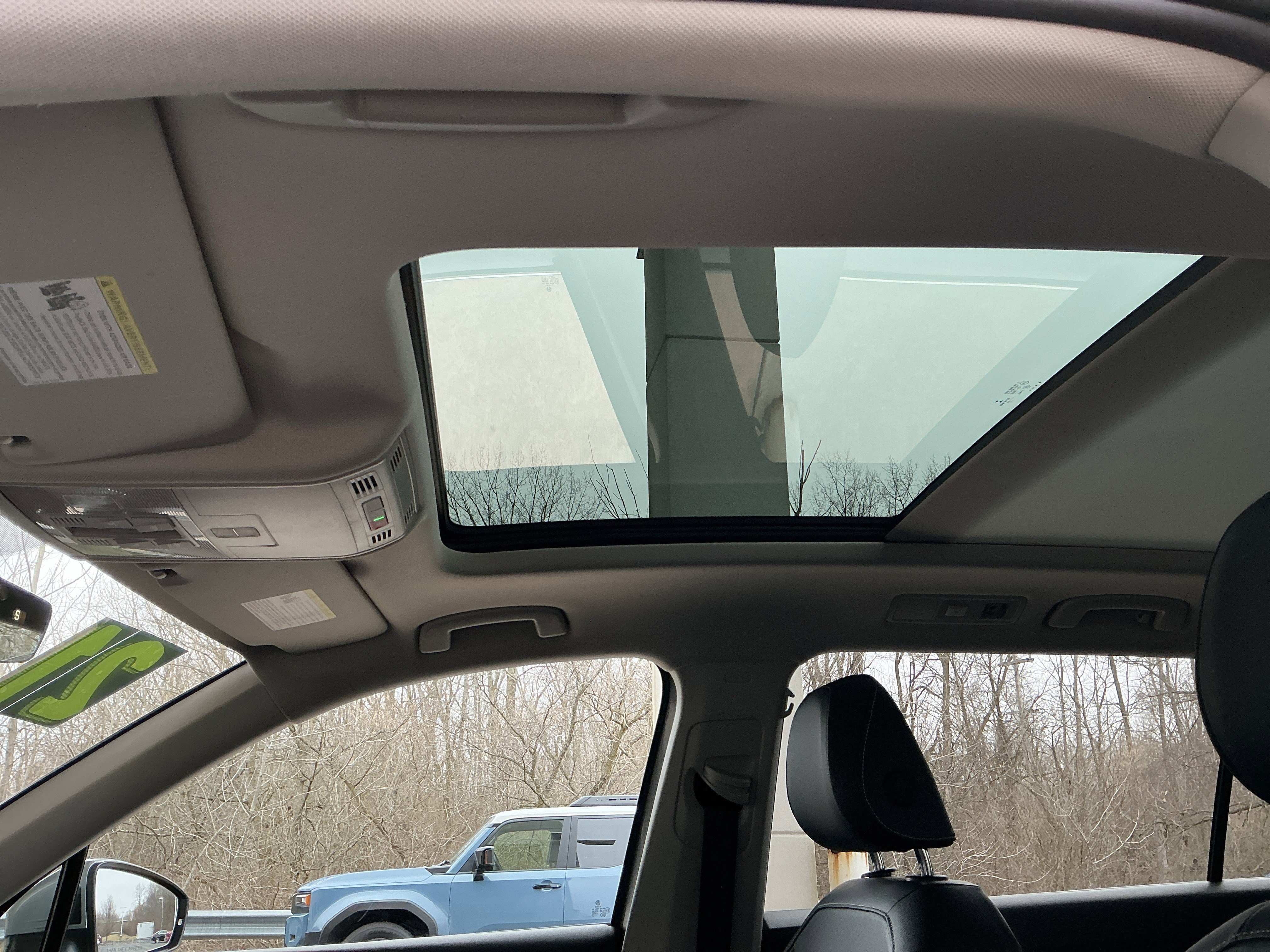 Used 2021 Volkswagen Tiguan SE w/ Panoramic Sunroof Package image 17