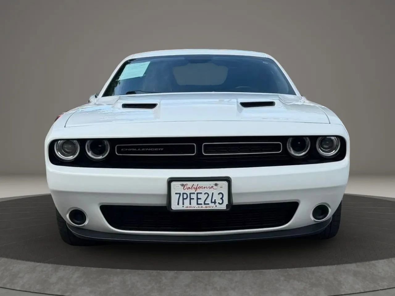 Used 2015 Dodge Challenger SXT RWD image 2