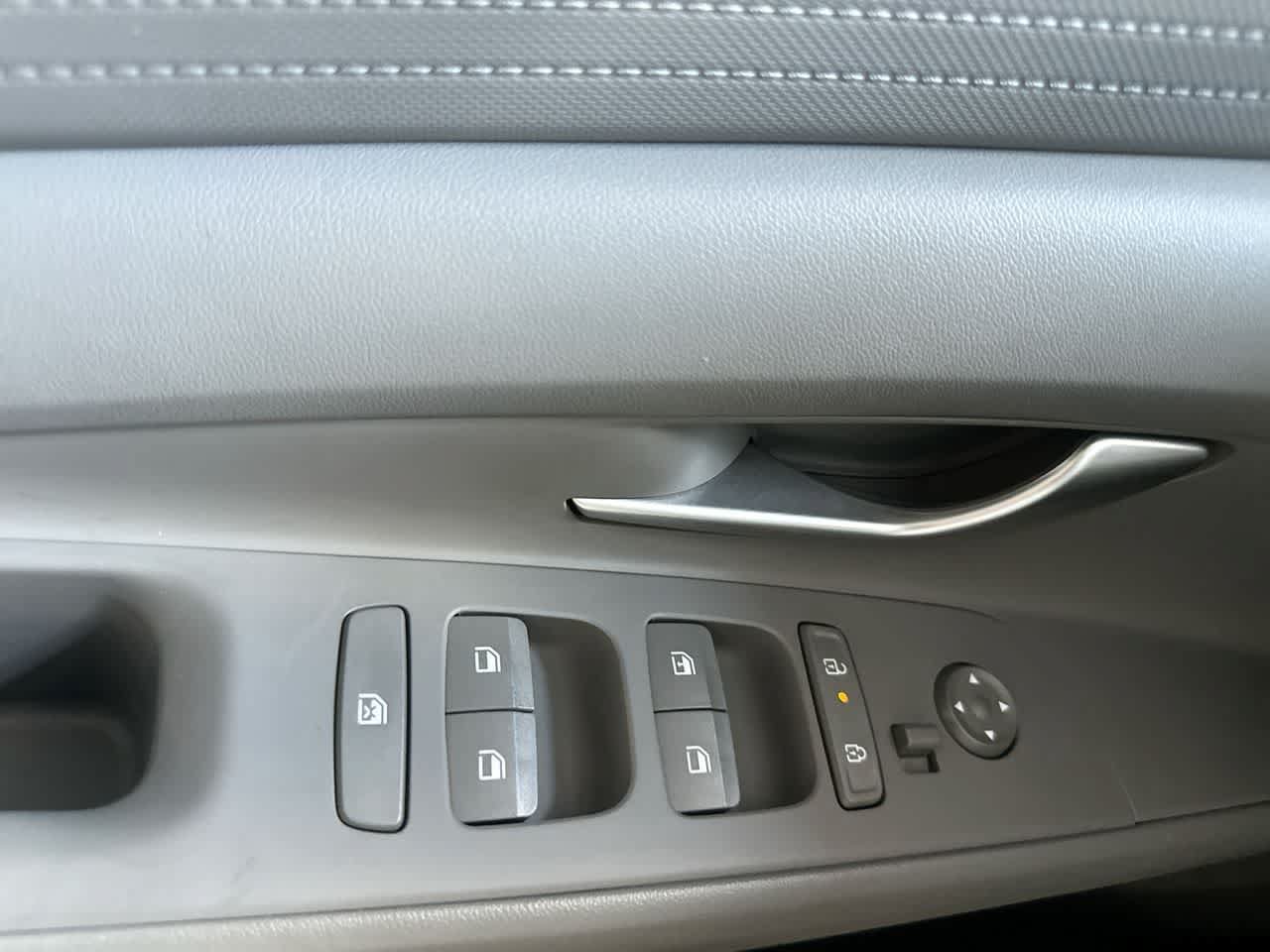Used 2025 Hyundai Elantra SE FWD image 17