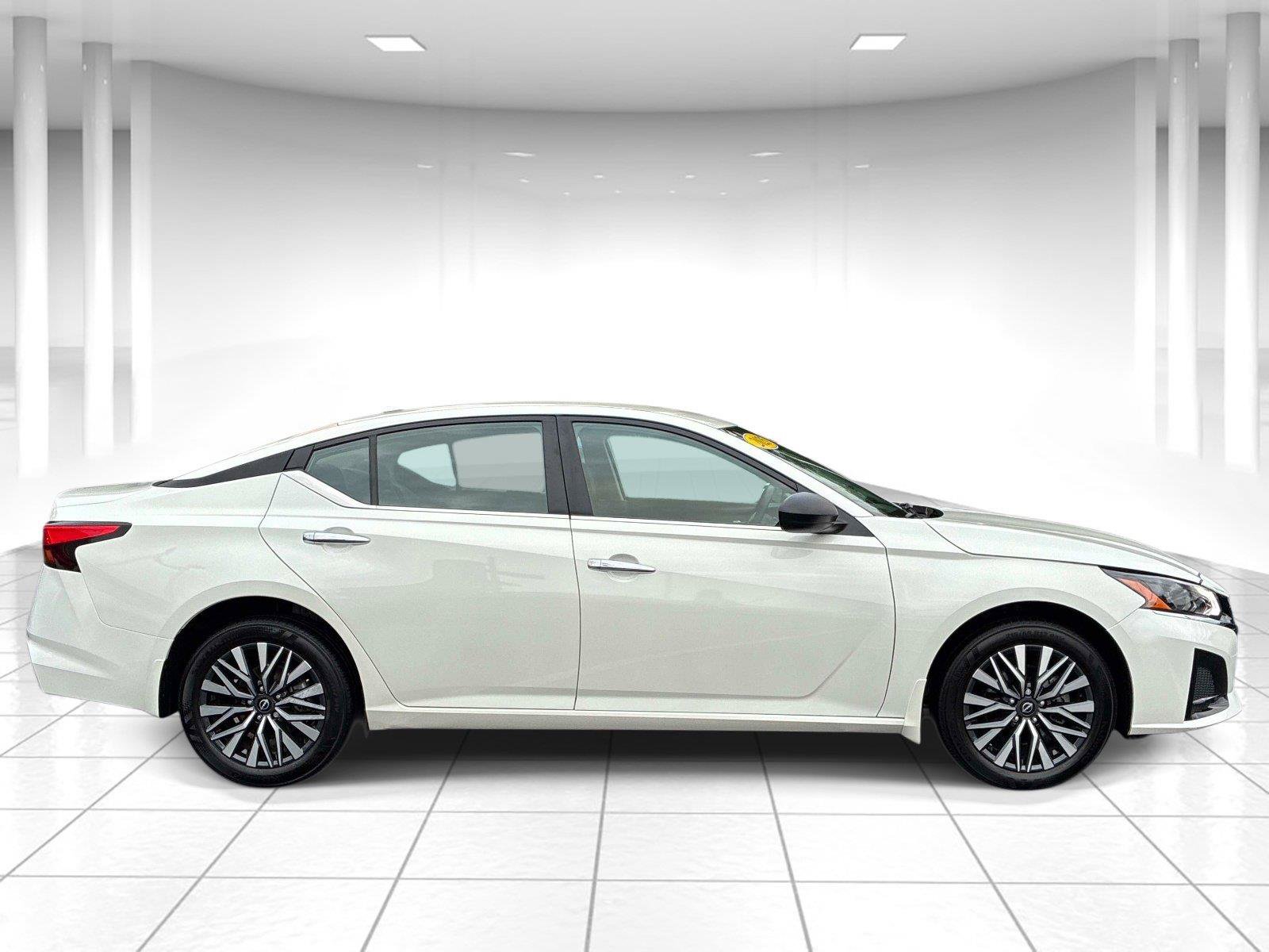 Used 2025 Nissan Altima 2.5 SV AWD/4WD image 9