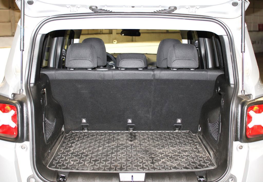 Used 2020 Jeep Renegade Latitude w/ Cold Weather Group image 32