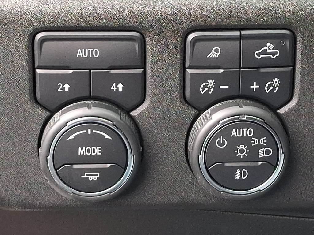 Used 2024 Chevrolet Silverado 1500 LTZ AWD/4WD image 24