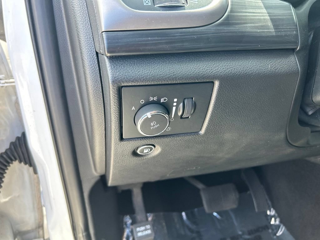 Used 2019 Jeep Grand Cherokee Laredo RWD image 34
