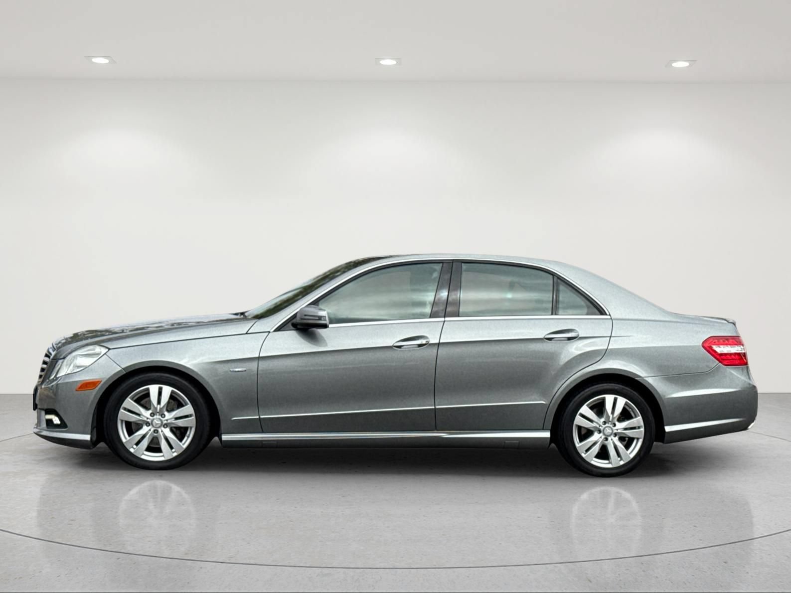 Used 2011 Mercedes-Benz E 350 BlueTEC Sedan image 3