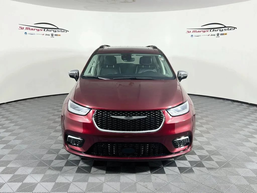 Used 2023 Chrysler Pacifica Limited FWD image 3