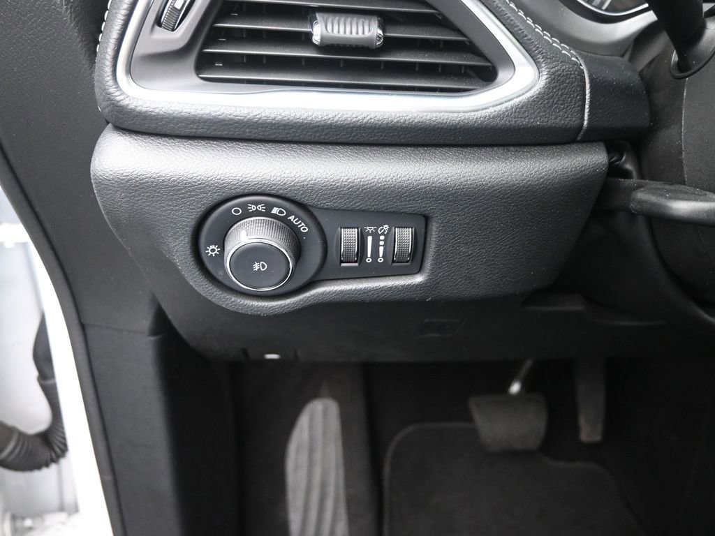 Used 2025 Chrysler Pacifica Limited image 31