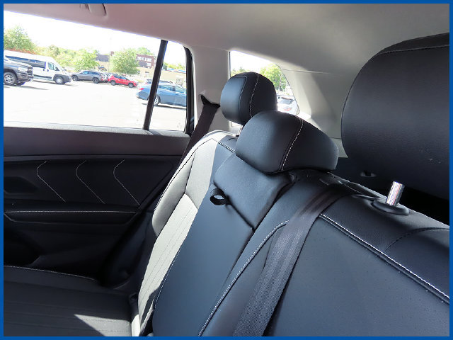Used 2023 Volkswagen Tiguan SE AWD/4WD image 10