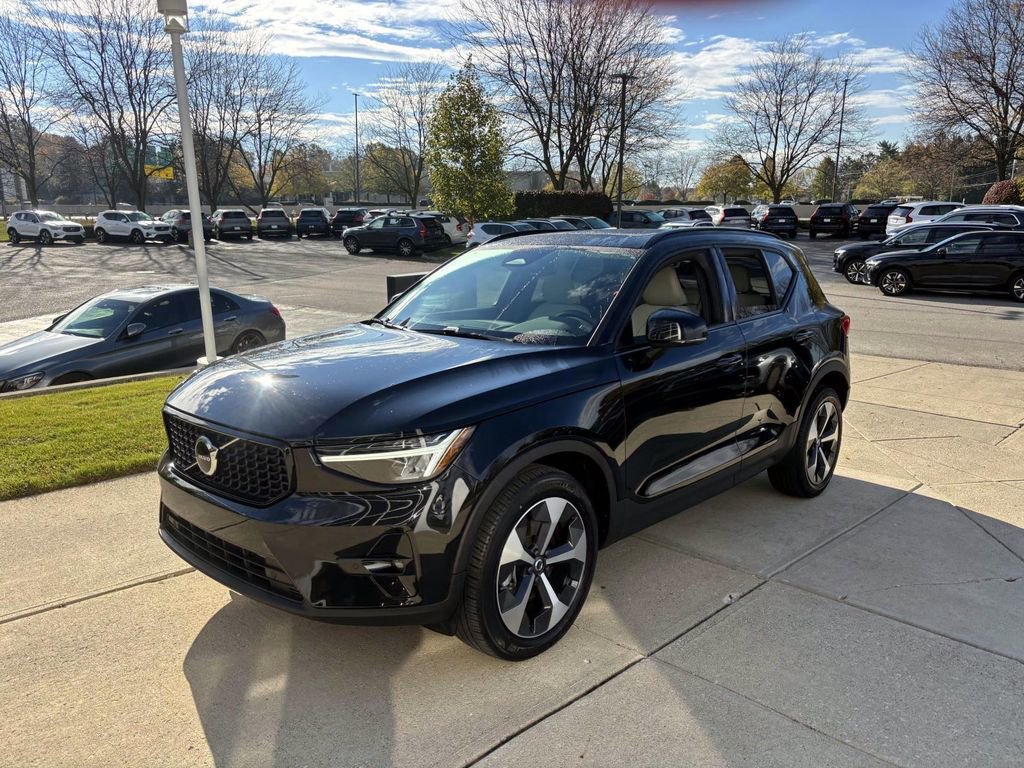 Used 2023 Volvo XC40 B5 Plus w/ Protection Package Premier image 3