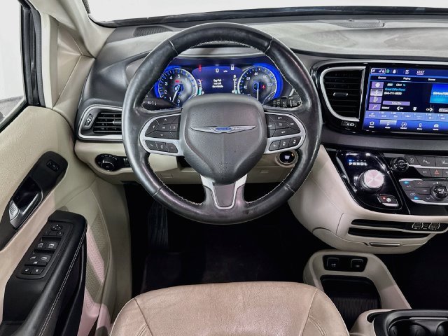 Used 2021 Chrysler Pacifica Touring-L FWD image 14
