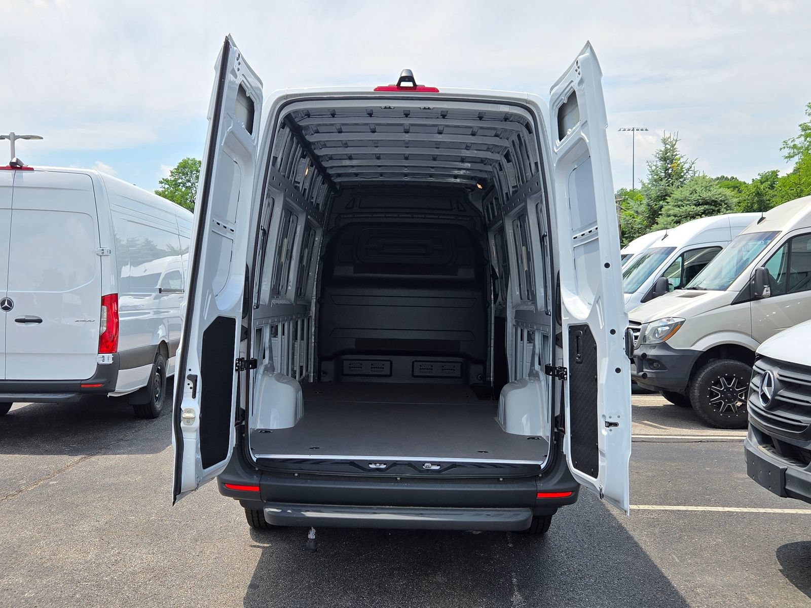 New 2025 Mercedes-Benz eSprinter 170 Cargo image 32