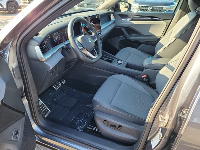 Certified 2025 Volkswagen Tiguan SE R-Line AWD/4WD image 18