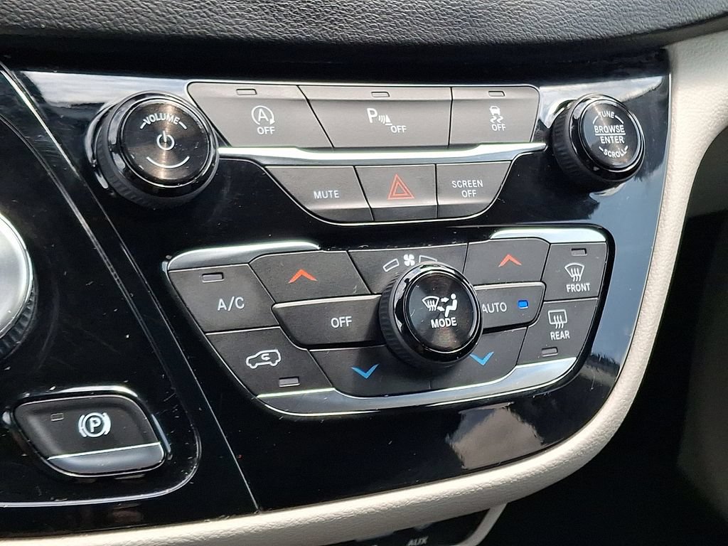 Used 2018 Chrysler Pacifica Touring-L FWD image 18