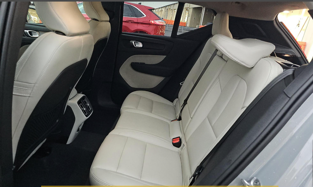 Used 2024 Volvo XC40 B5 Plus w/ Protection Package Premier AWD/4WD image 11