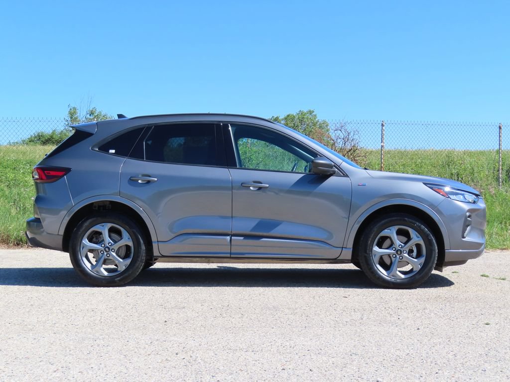 Used 2023 Ford Escape ST-Line w/ Tech Pack #1 AWD/4WD image 2