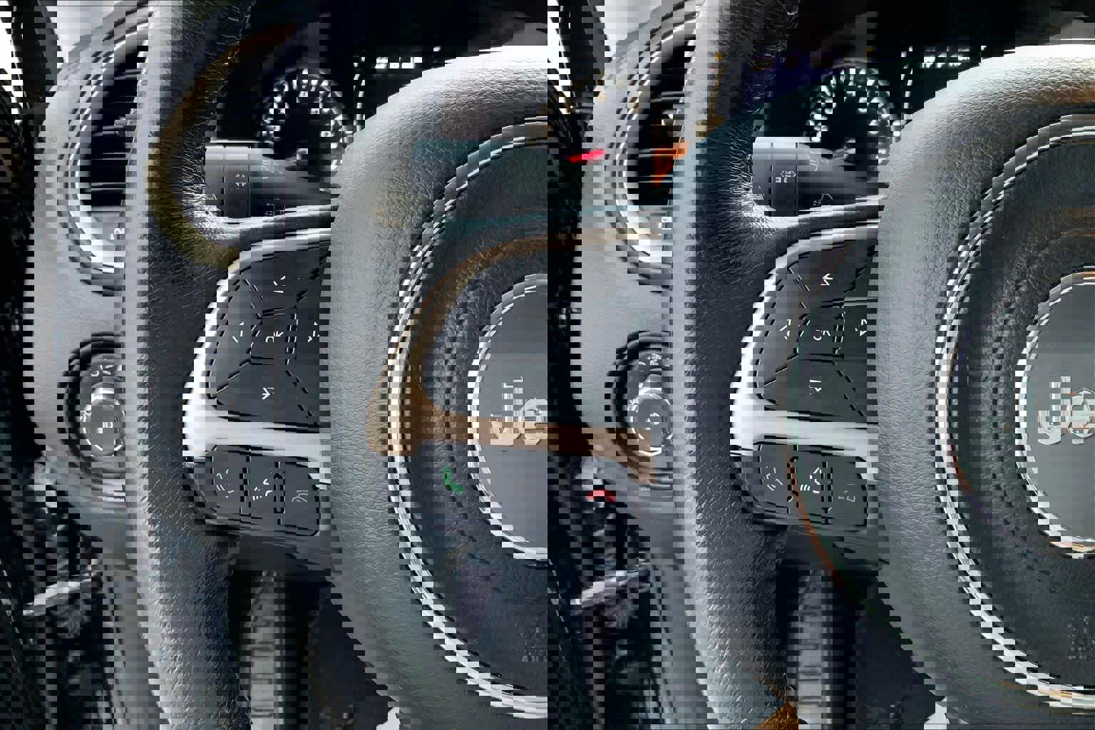 Used 2015 Jeep Renegade Latitude w/ Popular Equipment Group image 23