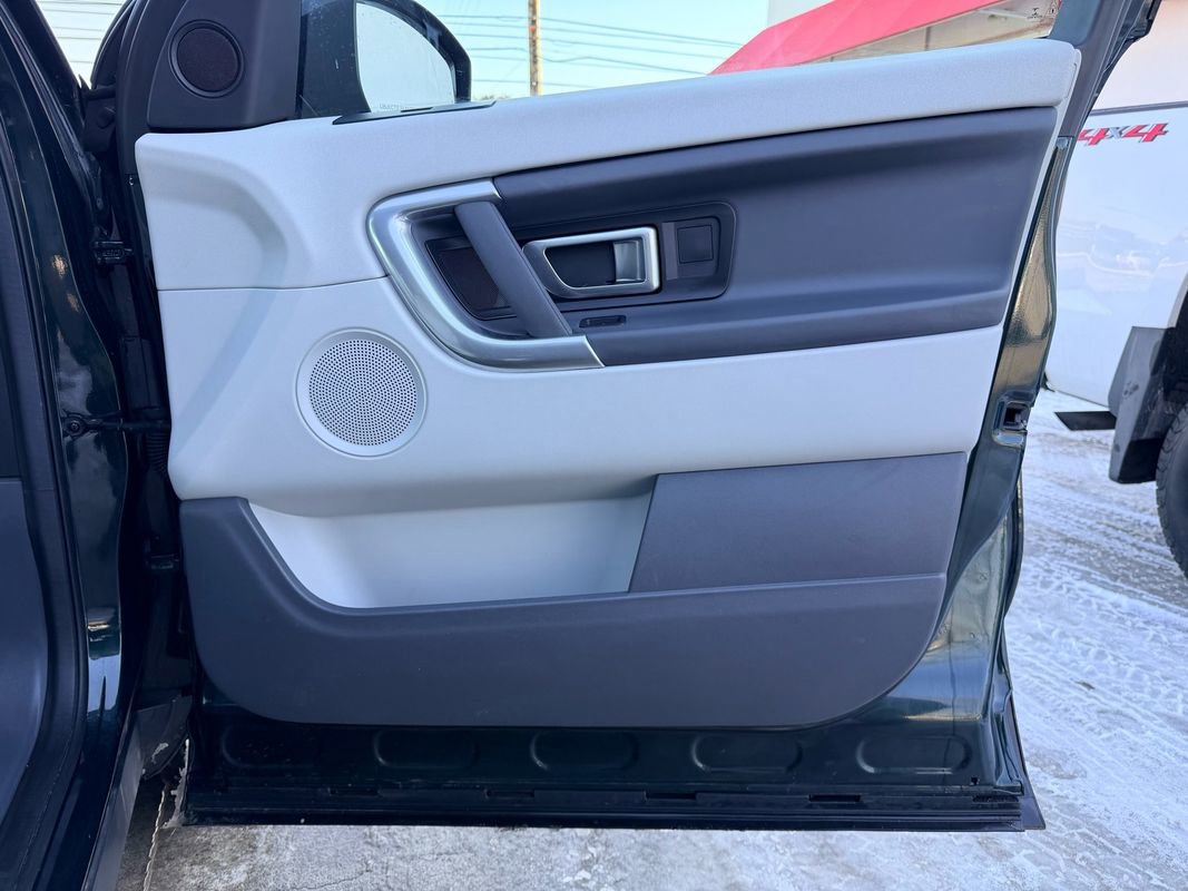 Used 2017 Land Rover Discovery Sport SE image 25