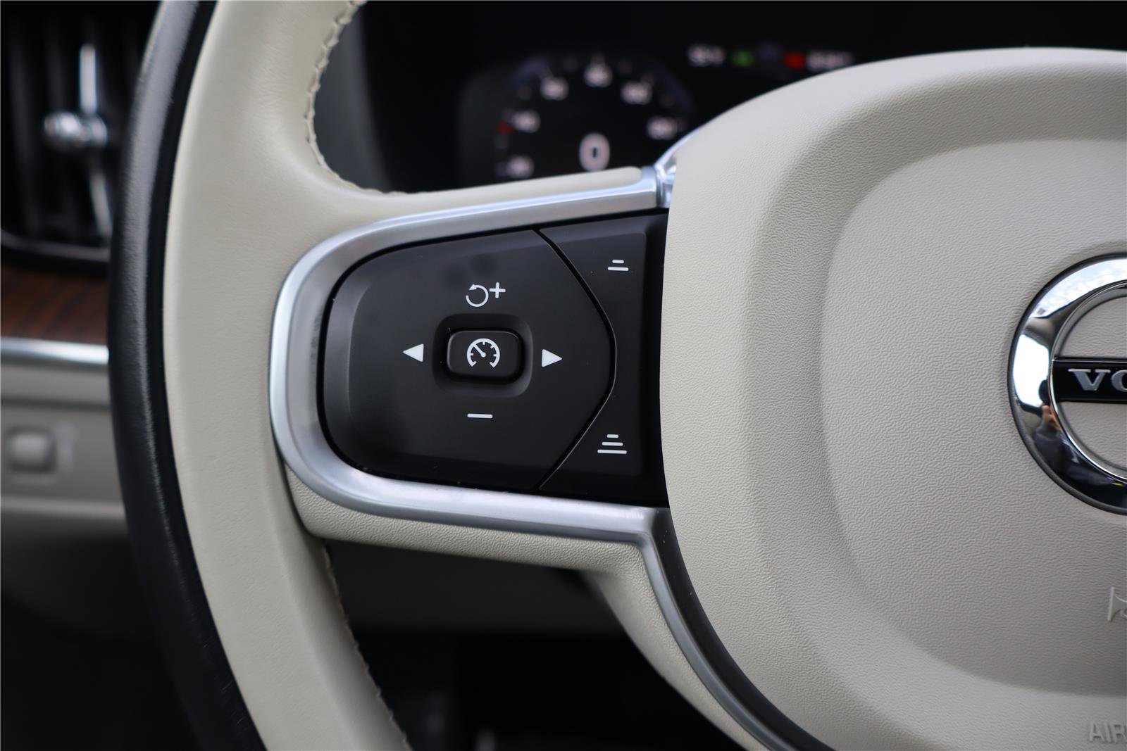 Used 2021 Volvo XC60 T5 Momentum w/ Premium Package image 16