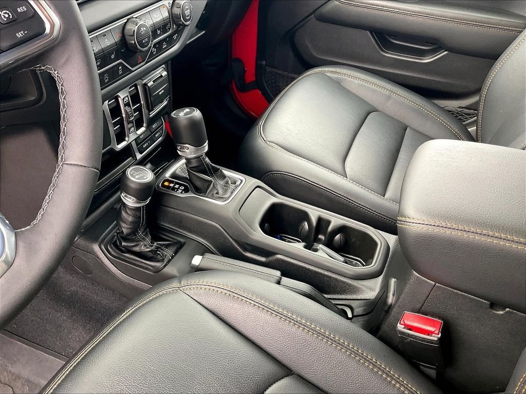 Used 2025 Jeep Wrangler Unlimited Sahara AWD/4WD image 19