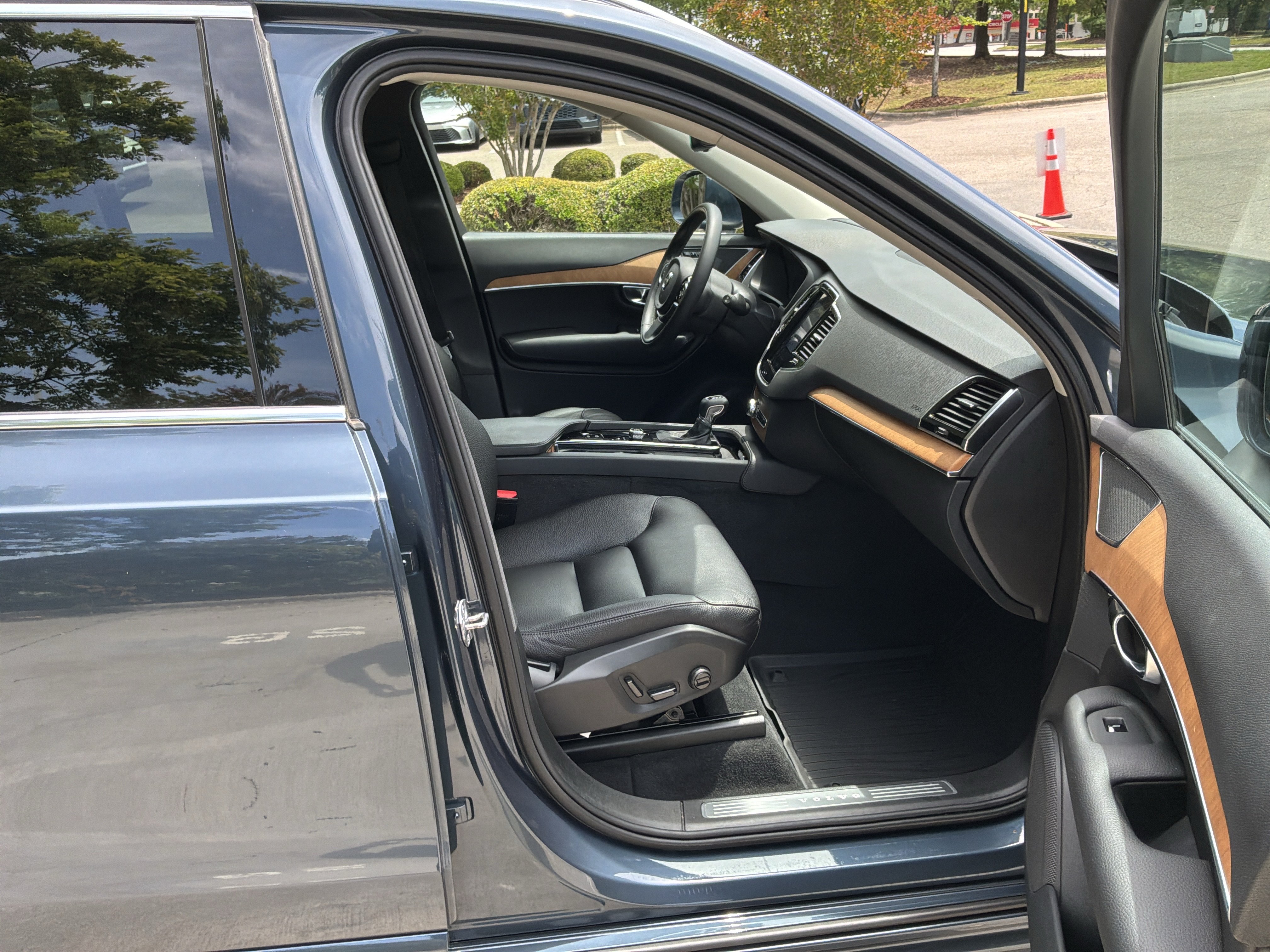 Used 2021 Volvo XC90 T6 Momentum w/ Advanced Package AWD/4WD image 33