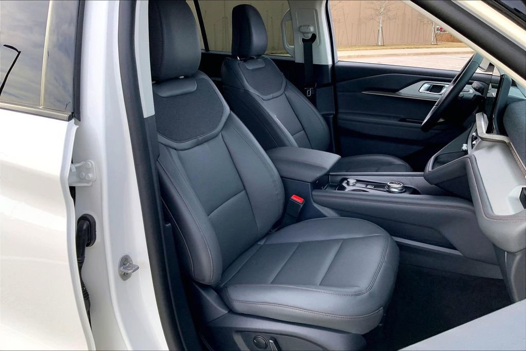 Used 2026 Ford Explorer Active w/ Active Comfort Package AWD/4WD image 7