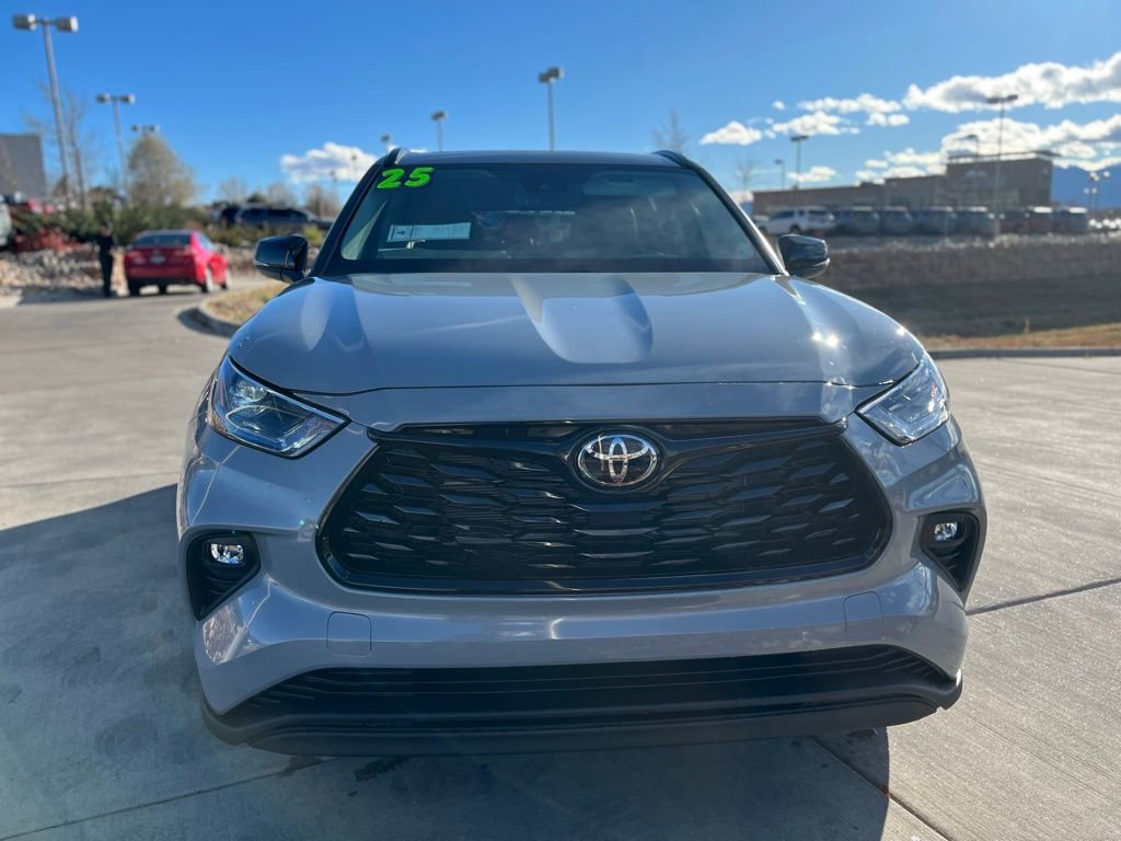 Used 2025 Toyota Highlander XLE image 2
