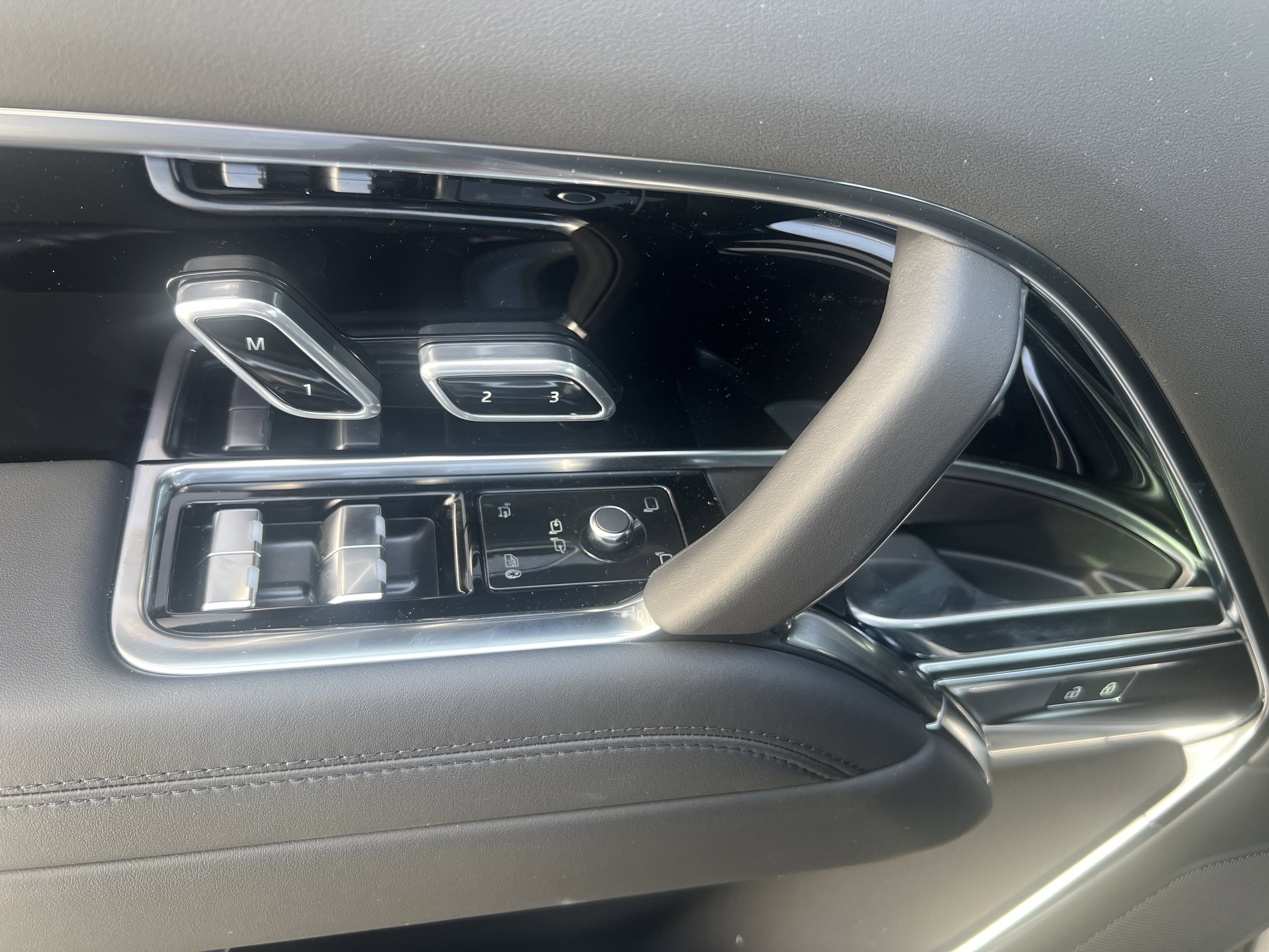 New 2025 Land Rover Range Rover Long Wheelbase SE image 23