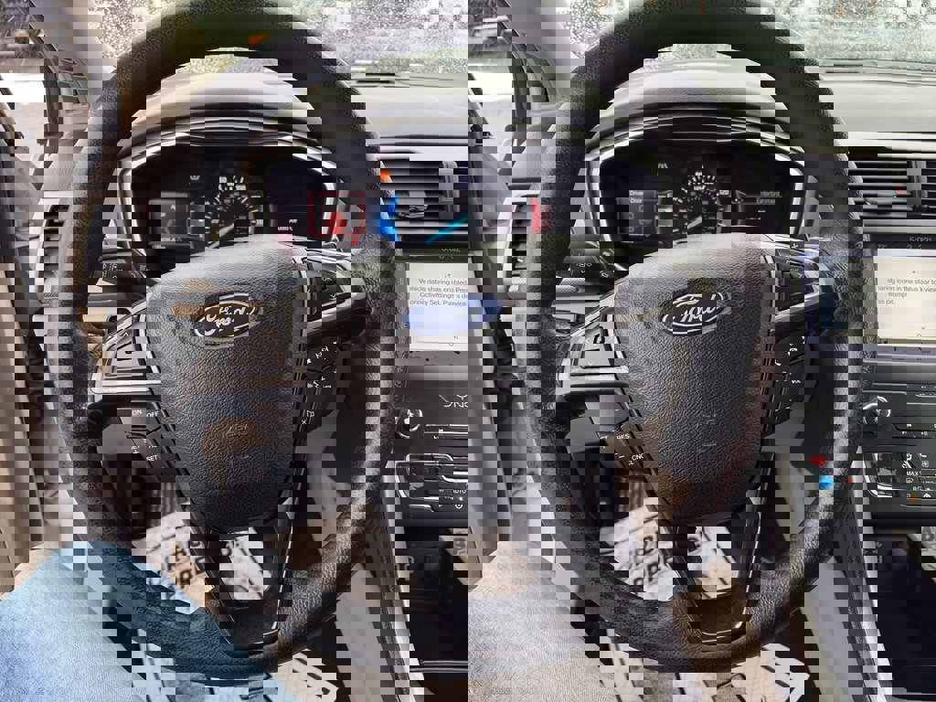 Used 2019 Ford Fusion SE image 12