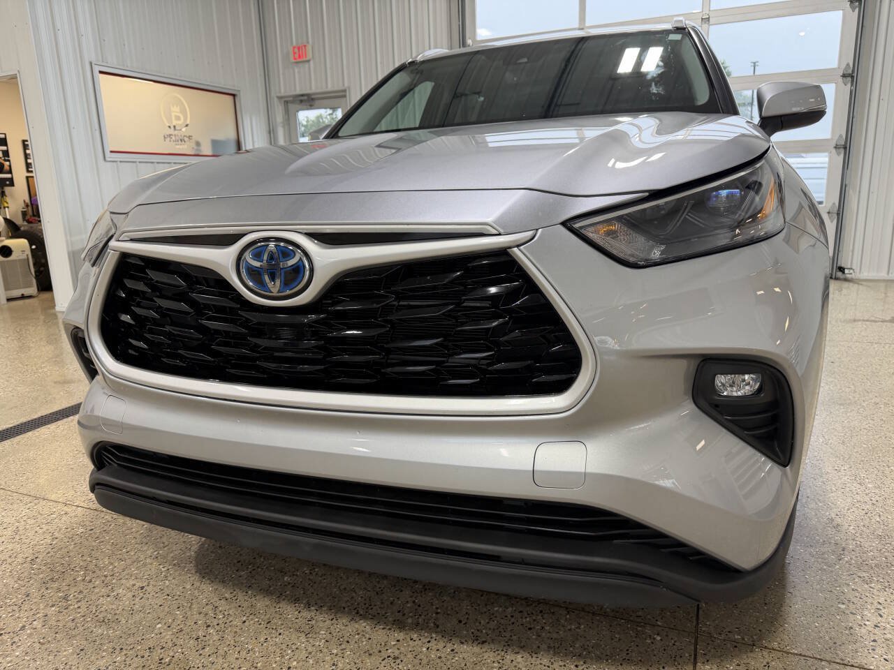 Used 2022 Toyota Highlander XLE AWD/4WD image 45