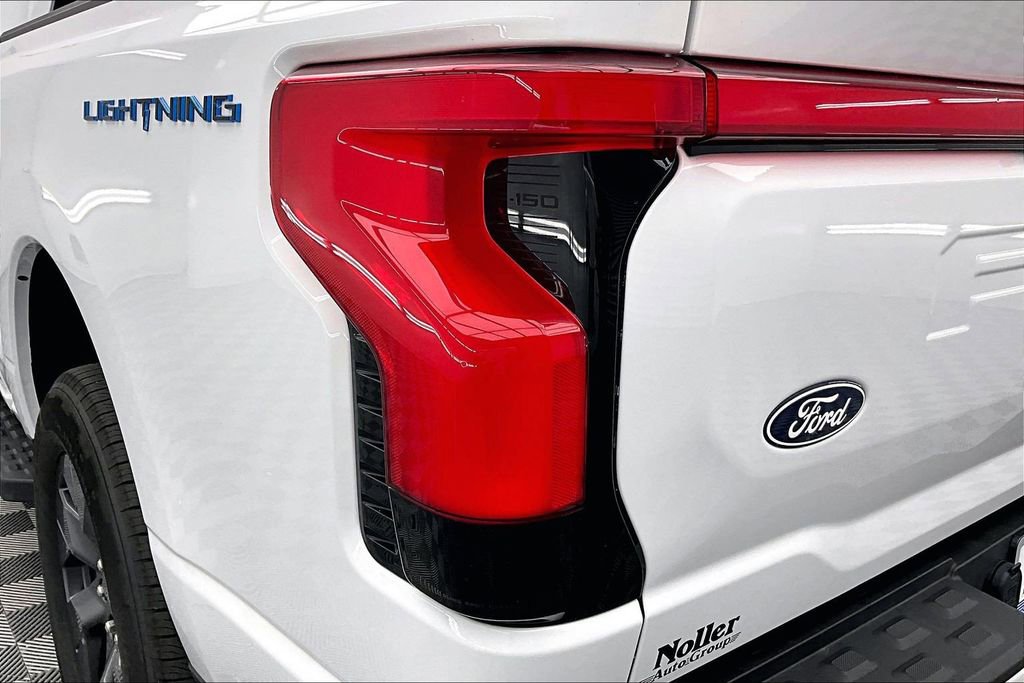 Used 2025 Ford F150 Lightning Lariat image 31
