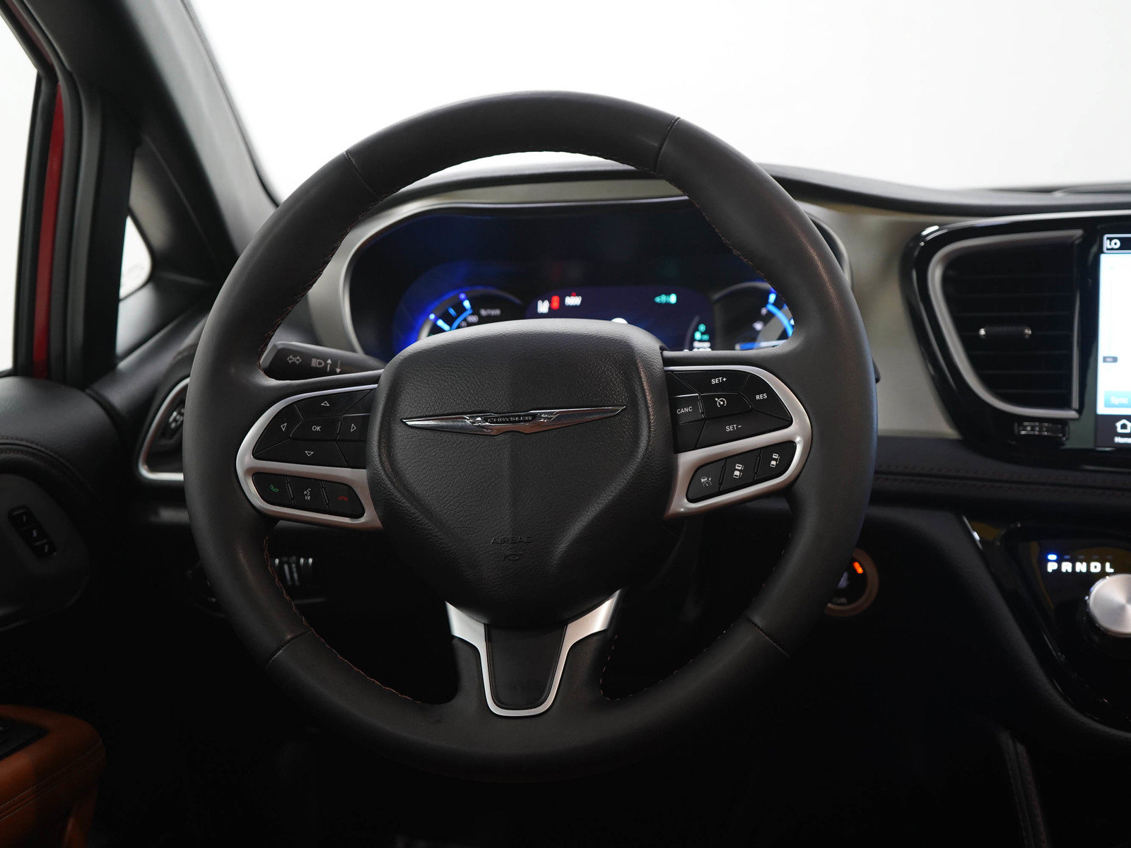 Used 2025 Chrysler Pacifica Pinnacle FWD image 18