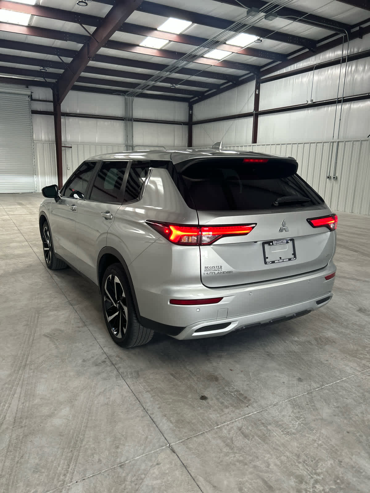 Used 2023 Mitsubishi Outlander SE image 3