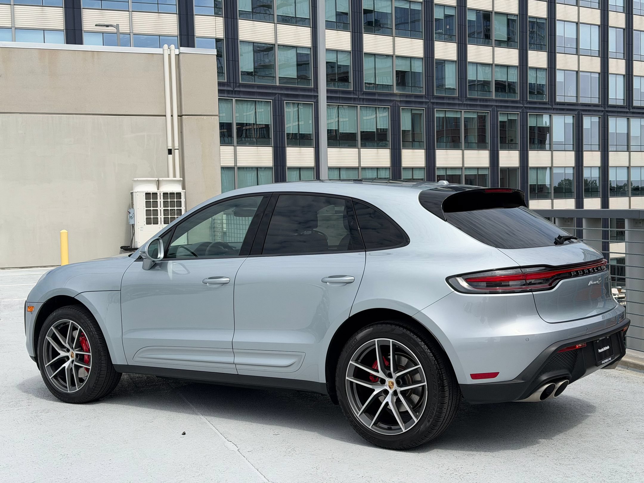 Certified 2023 Porsche Macan S AWD/4WD image 3