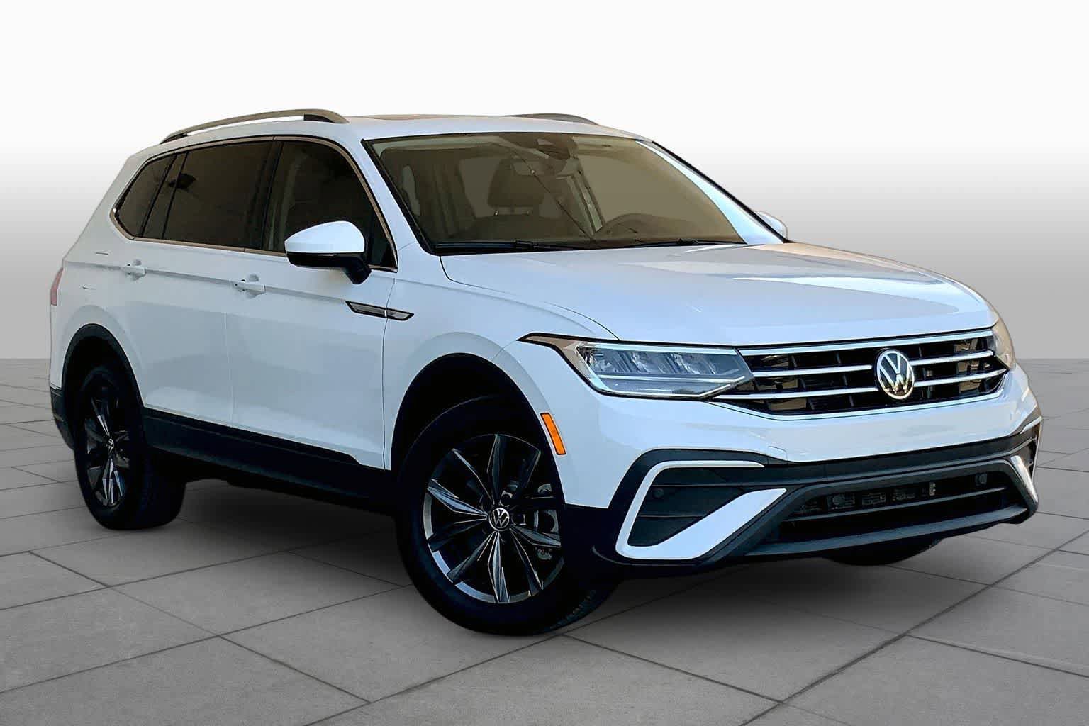 Used 2022 Volkswagen Tiguan SE w/ Panoramic Sunroof Package image 3