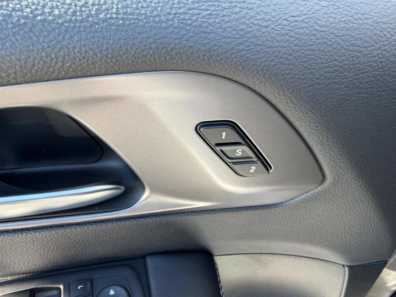 New 2026 Chrysler Pacifica Select FWD image 22
