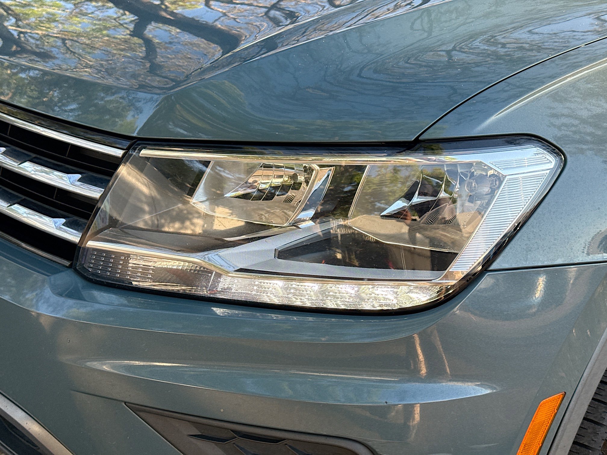 Used 2021 Volkswagen Tiguan SE w/ Panoramic Sunroof Package image 9