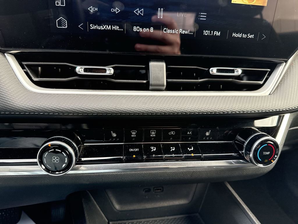 Used 2025 Chevrolet Equinox LT image 35