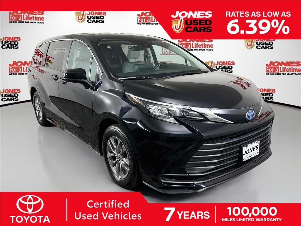 Certified 2024 Toyota Sienna LE FWD image 1