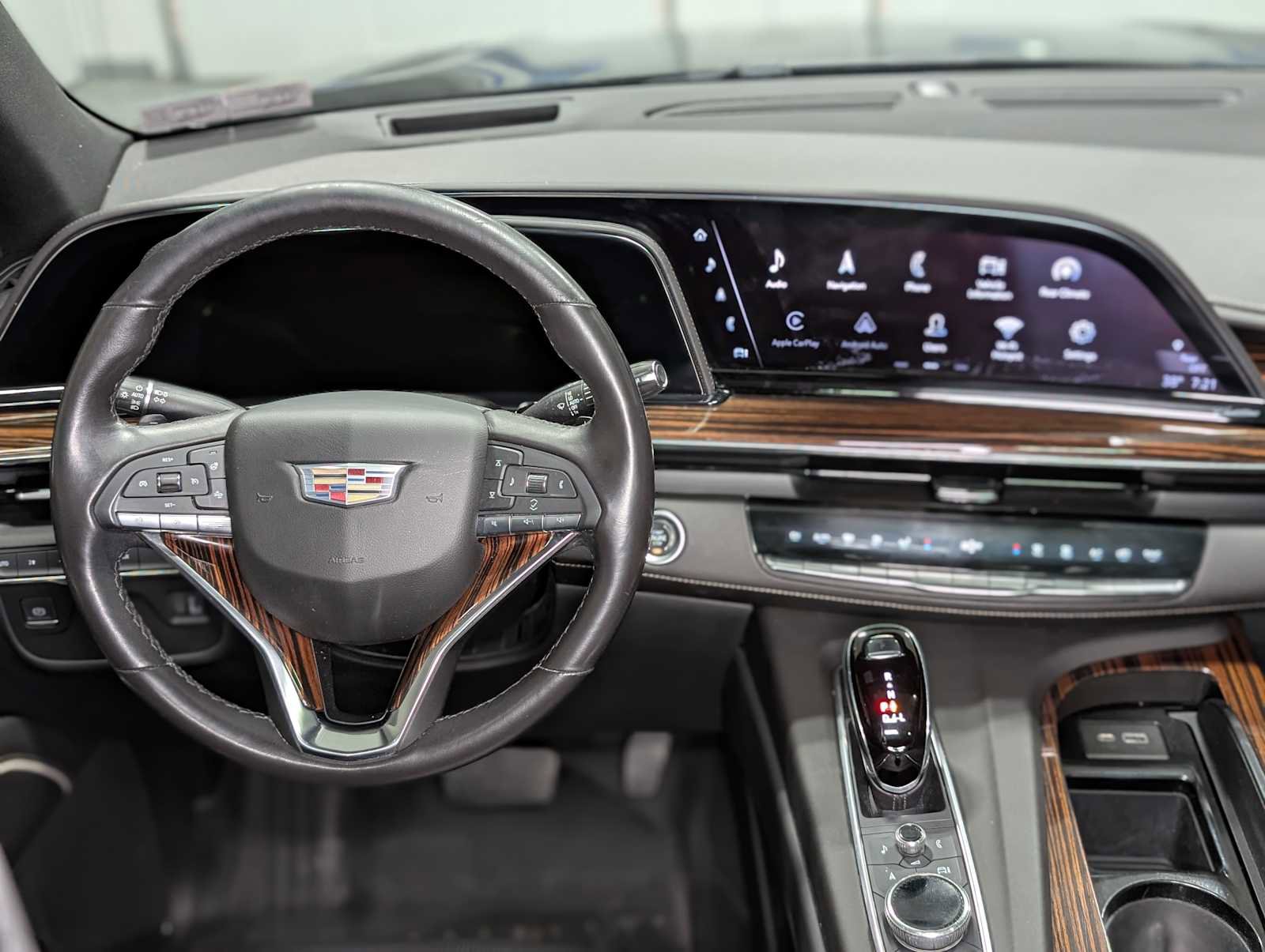 Used 2021 Cadillac Escalade Premium Luxury image 18