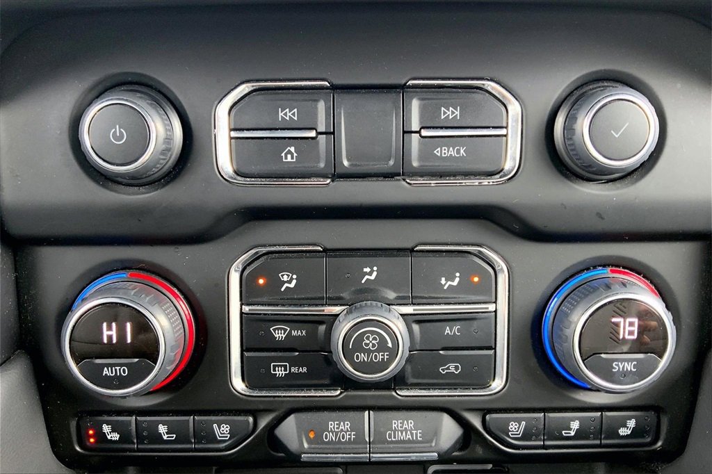 Used 2023 Chevrolet Suburban Premier image 16