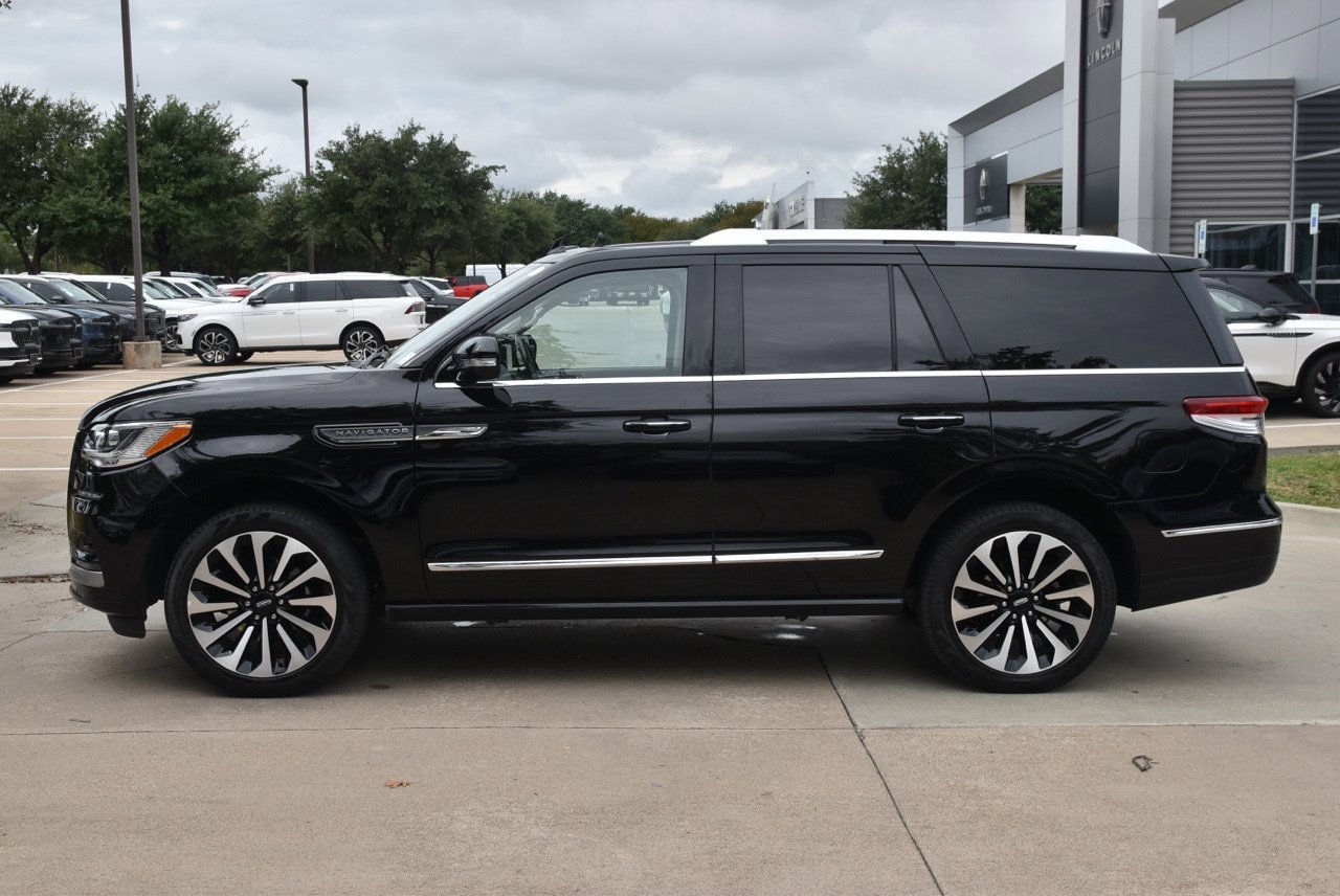 Used 2024 Lincoln Navigator Reserve AWD/4WD image 12