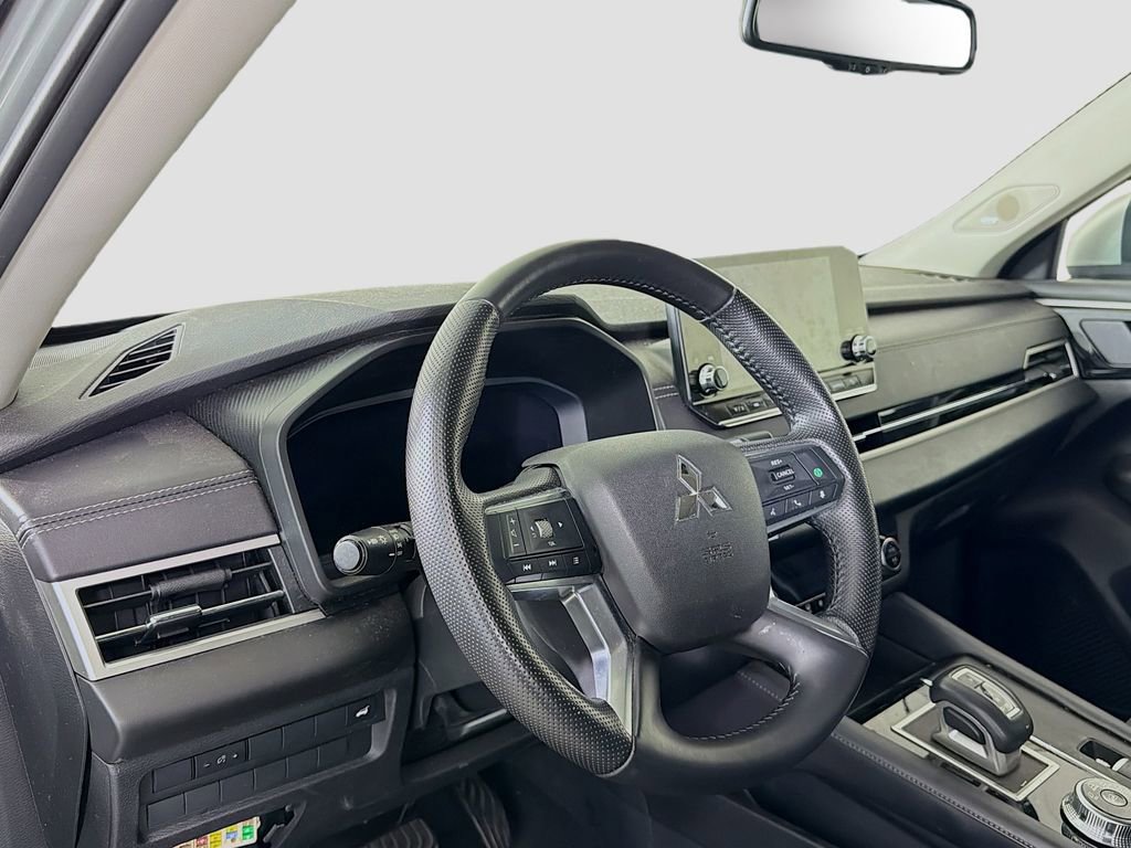Used 2024 Mitsubishi Outlander SE image 11