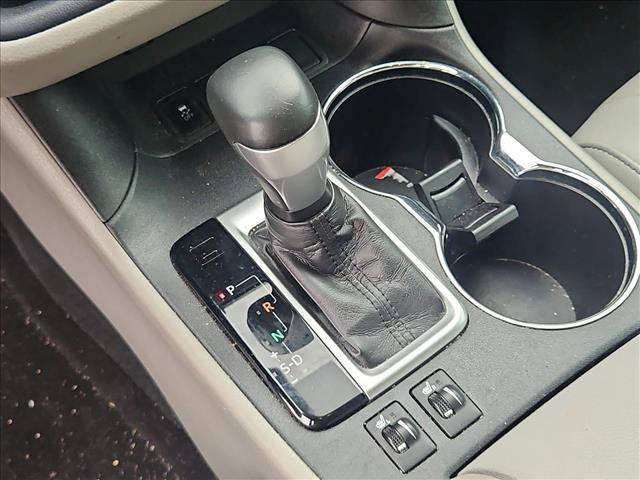 Used 2019 Toyota Highlander XLE FWD image 16