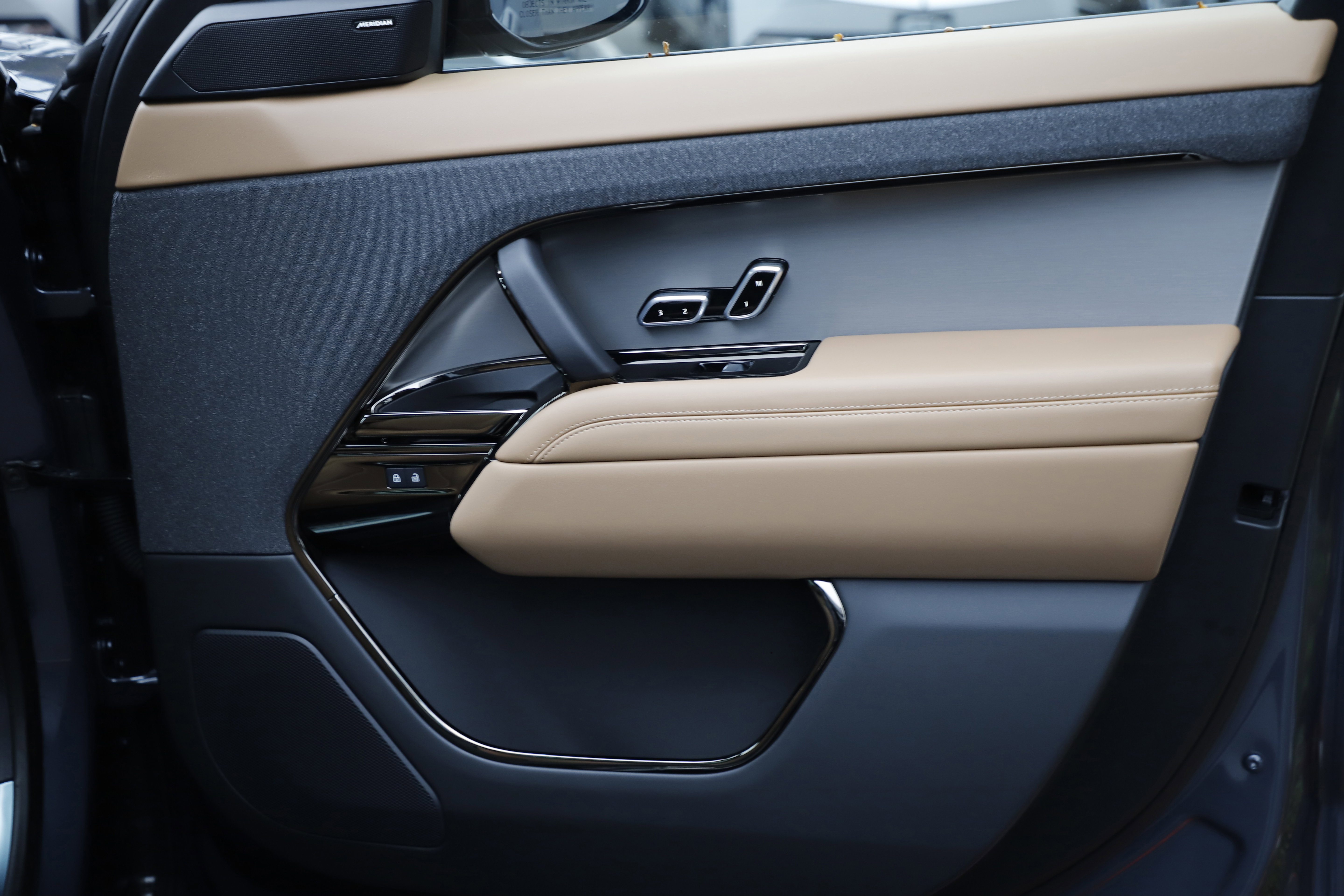 New 2025 Land Rover Range Rover Sport SE image 11