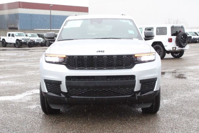 Used 2024 Jeep Grand Cherokee L Laredo image 2
