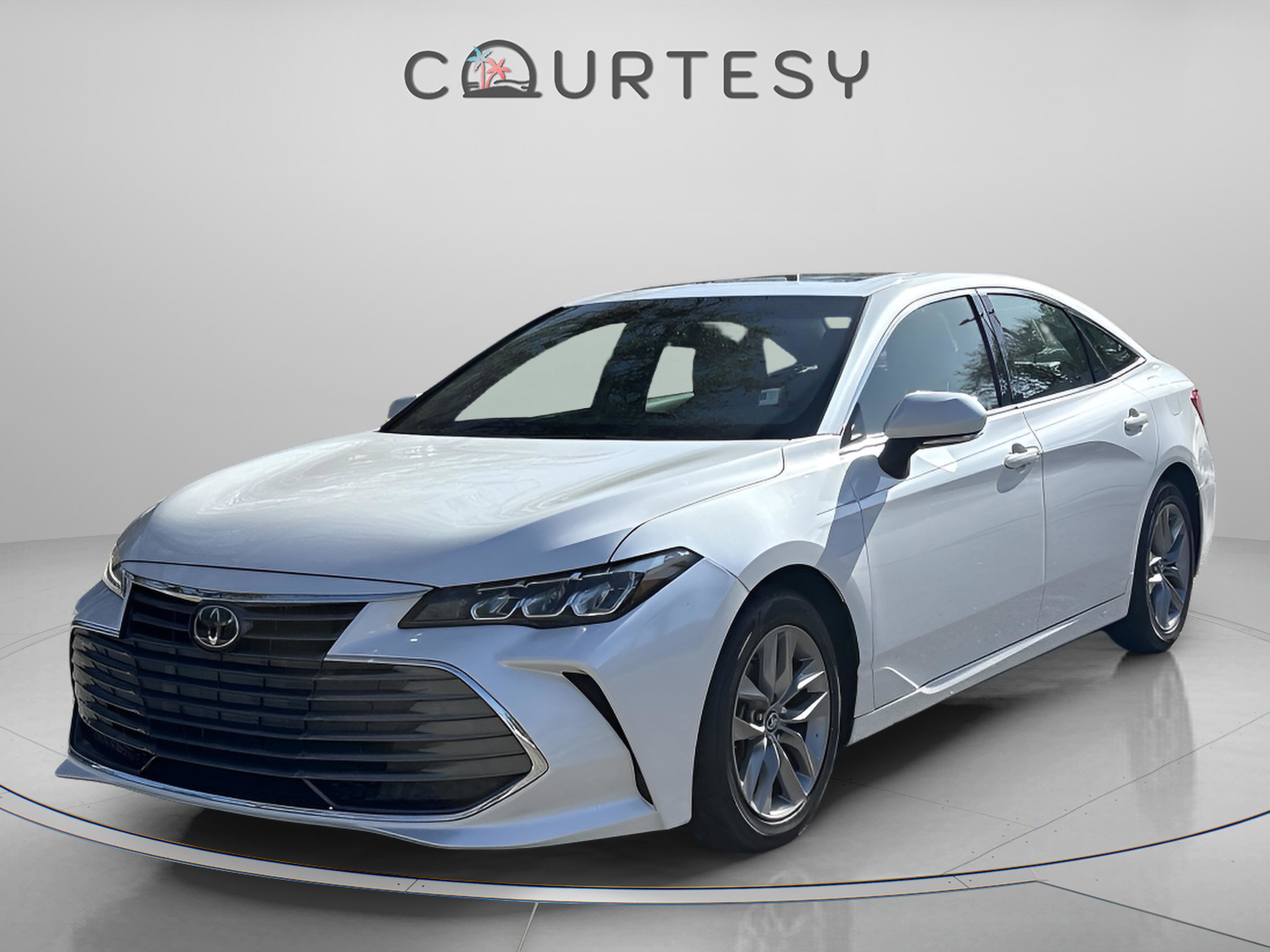 Used 2020 Toyota Avalon XLE w/ Moonroof Package image 4