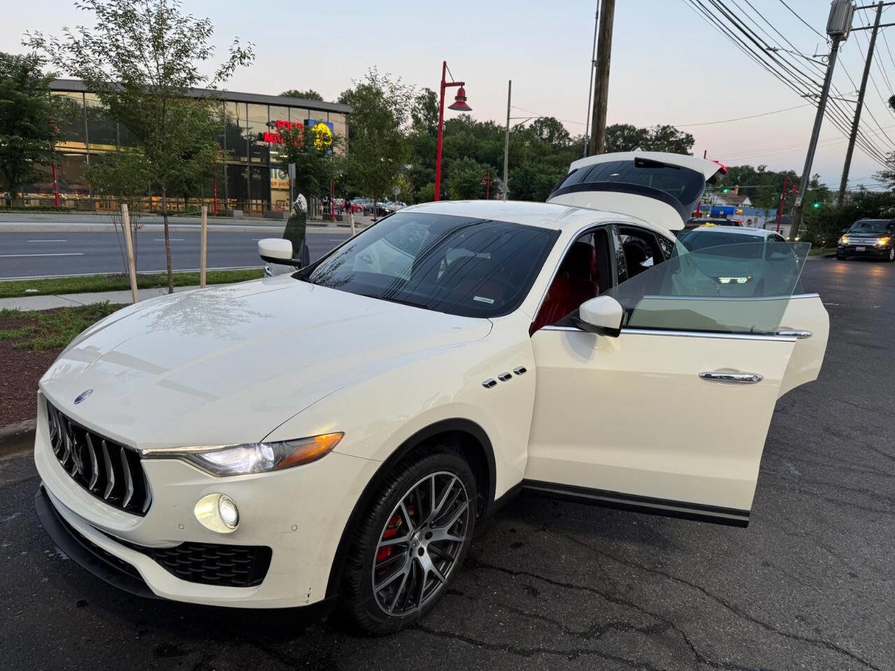 Used 2018 Maserati Levante image 10