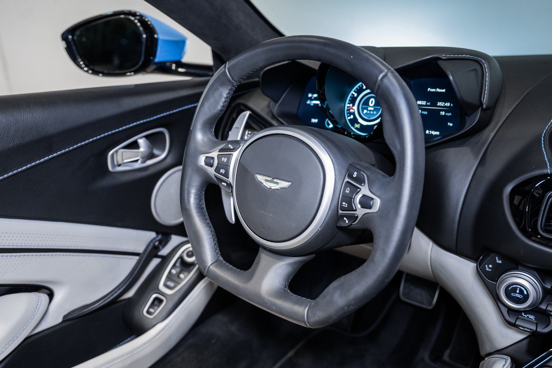Used 2021 Aston Martin V8 Vantage Roadster RWD image 20