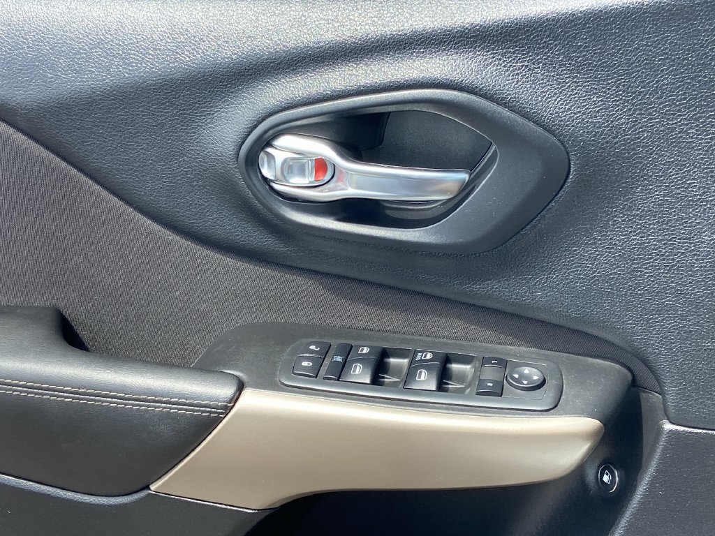Used 2018 Jeep Cherokee Latitude w/ Safety Group FWD image 18