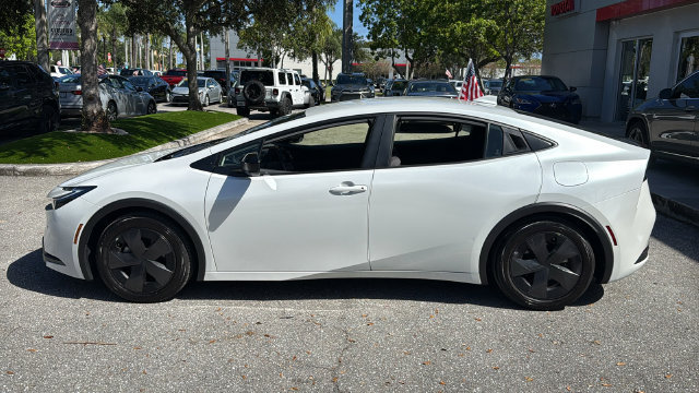 Used 2024 Toyota Prius LE FWD image 4